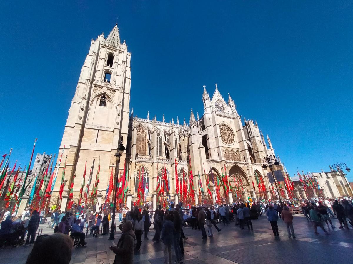 Desfile de pendones san froilan 2024 leon (21)