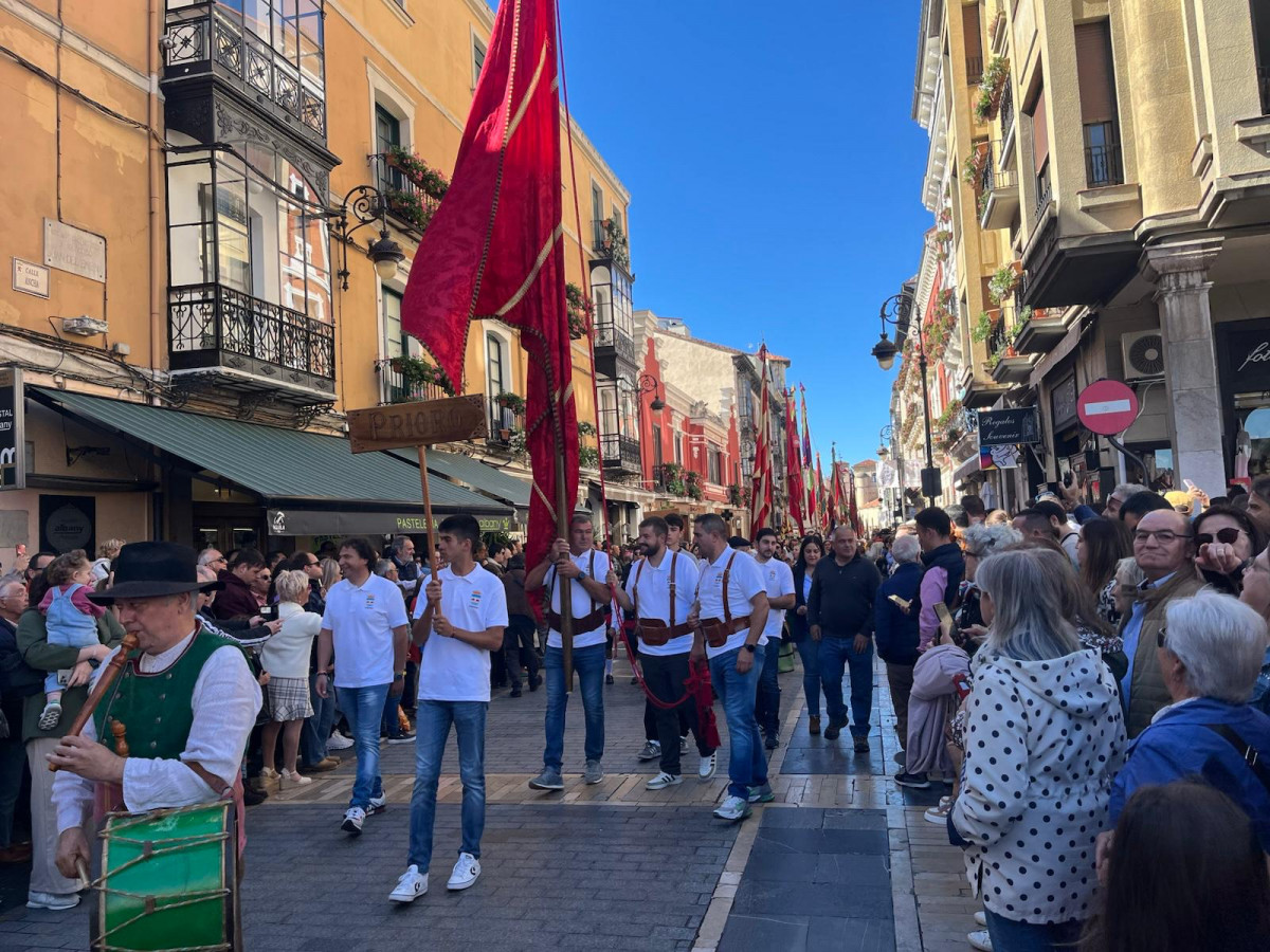 Desfile de pendones san froilan 2024 leon (21)