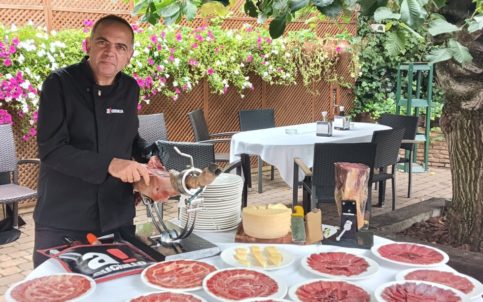 Aguistin risueño cortador de jamon a cuchillo