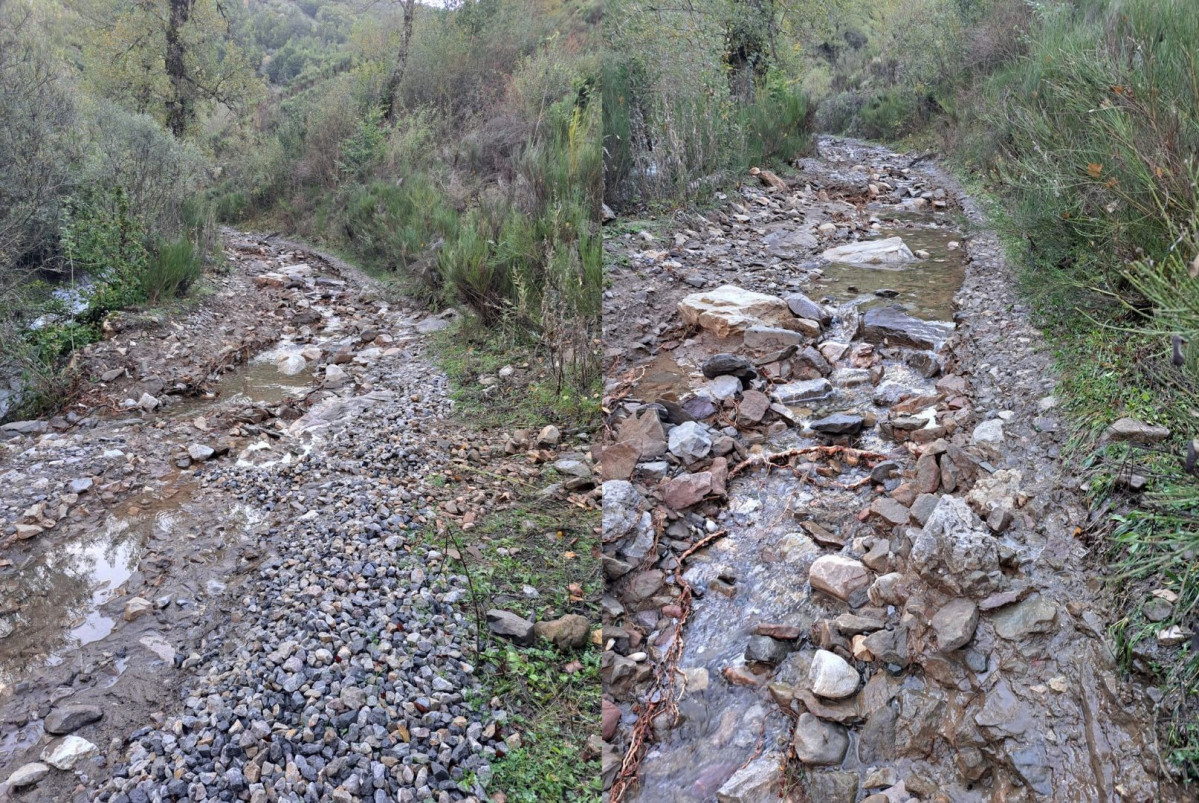 Camino destrozado remolina desbordamiento