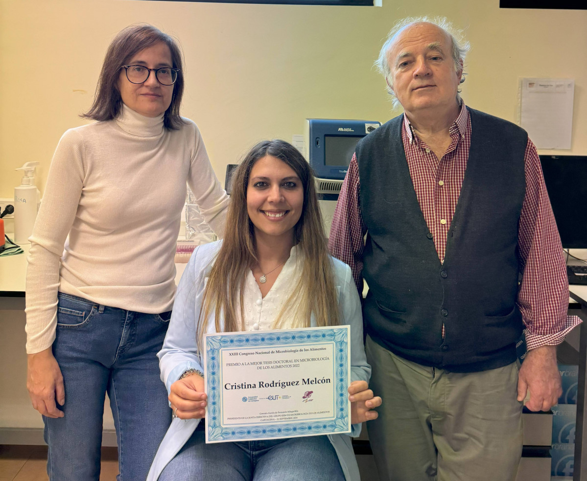 Cristina Rodru00edguez Melcu00f3n (centro) junto a los directores de su Tesis Doctoral (Rosa Capita Gonzu00e1lez y Carlos Alonso Calleja). (1)