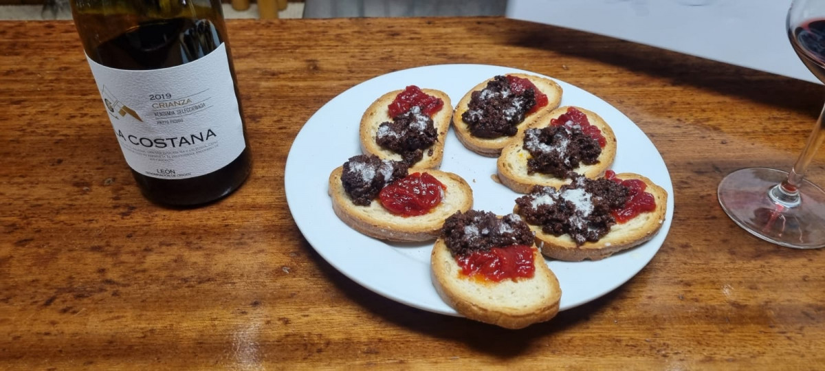 Tostada morcilla queso de valdeon y pimientos asados