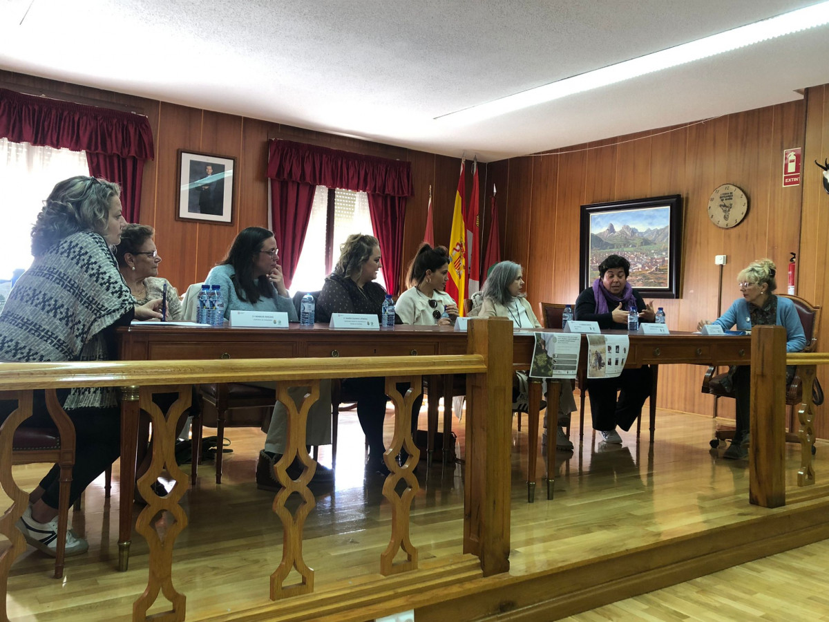 Mesa redonda jornada Mujer Rural en Riau00f1o (2)