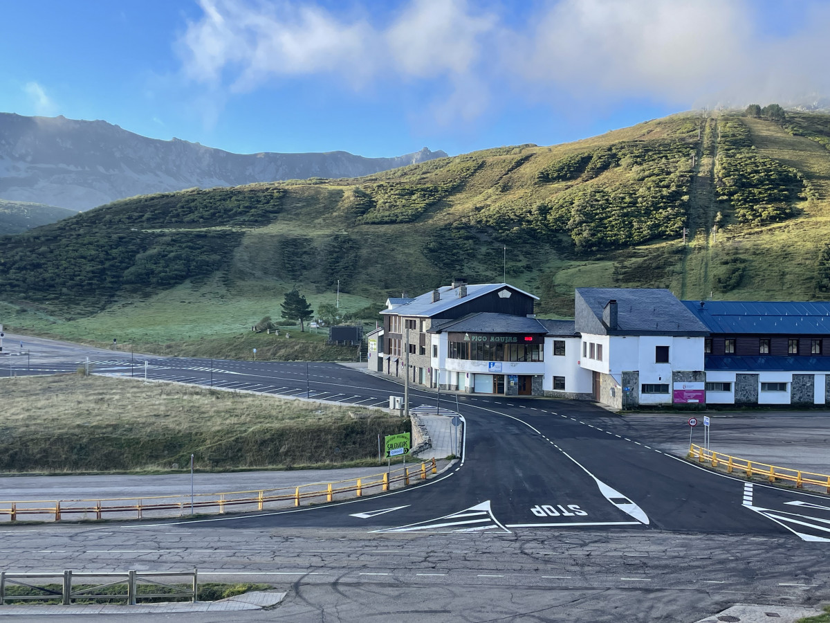 Carretera acceso Salencias estacion de san isidro