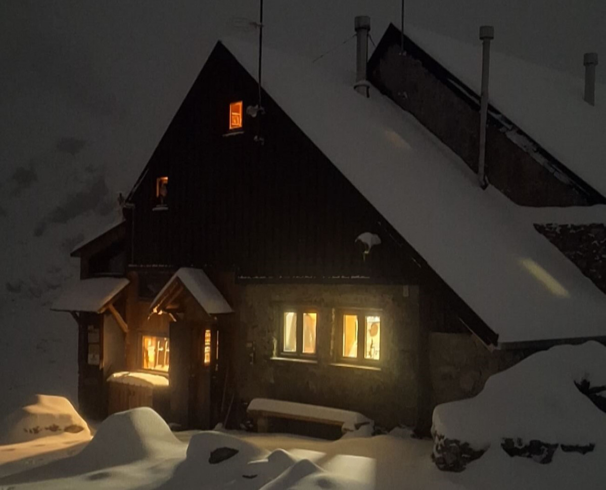 Refugio collado jermoso noviembre 2024 nieve de noche