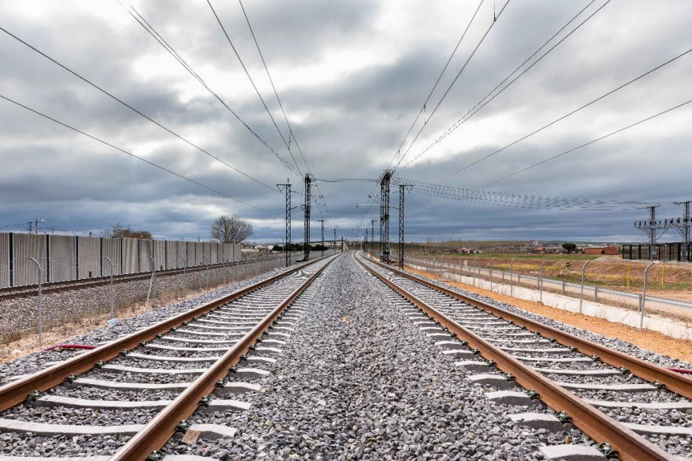 Tren ferrocarril linea de alta velocidad AVE adif