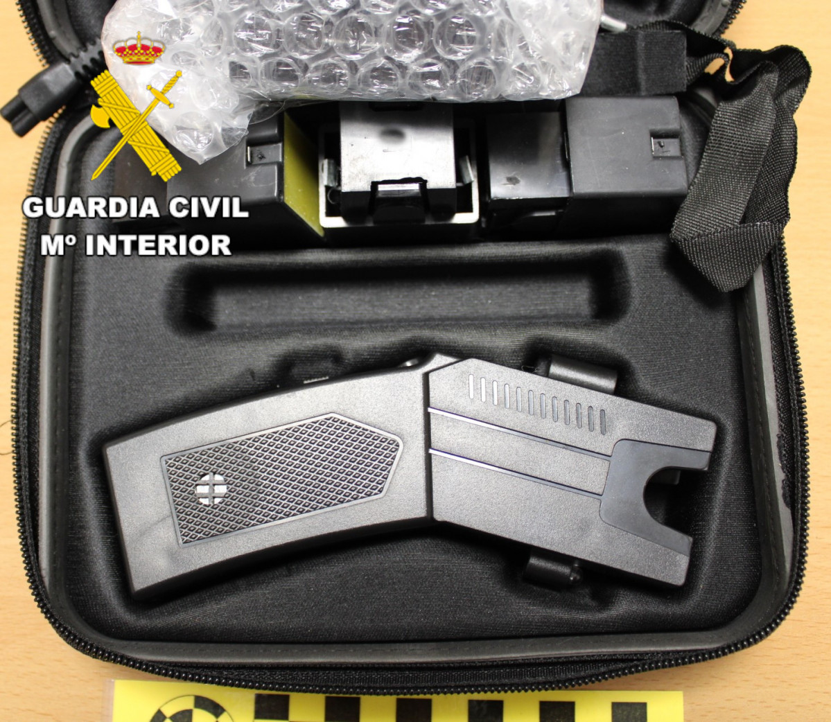 Pistola de descarga elu00e9ctrica.Guardia Civil