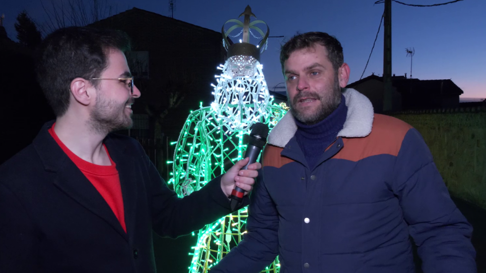 Javier Santiago, alcalde de Almanza, nos enseña la decoración navideña