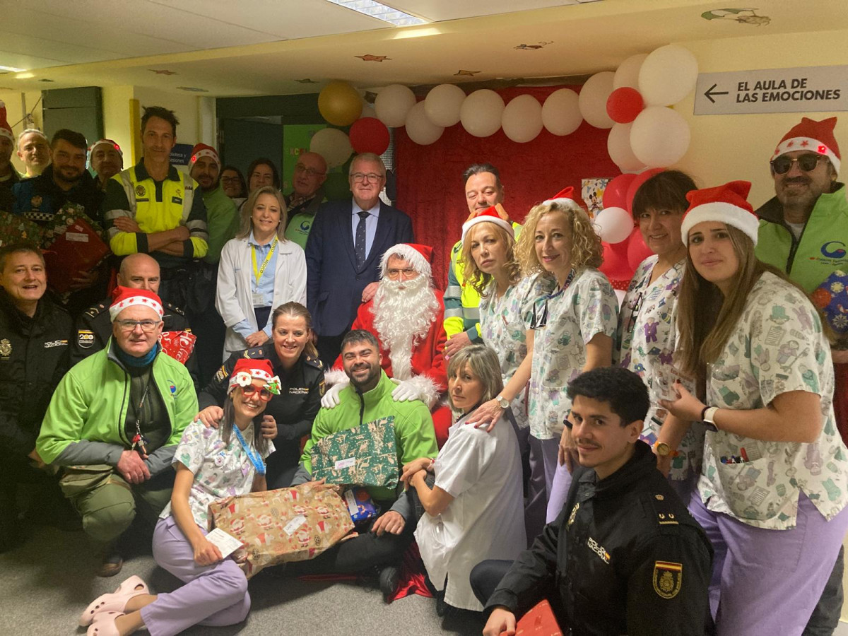 Visita papa noel navidad 2024 hospital de leon (3)