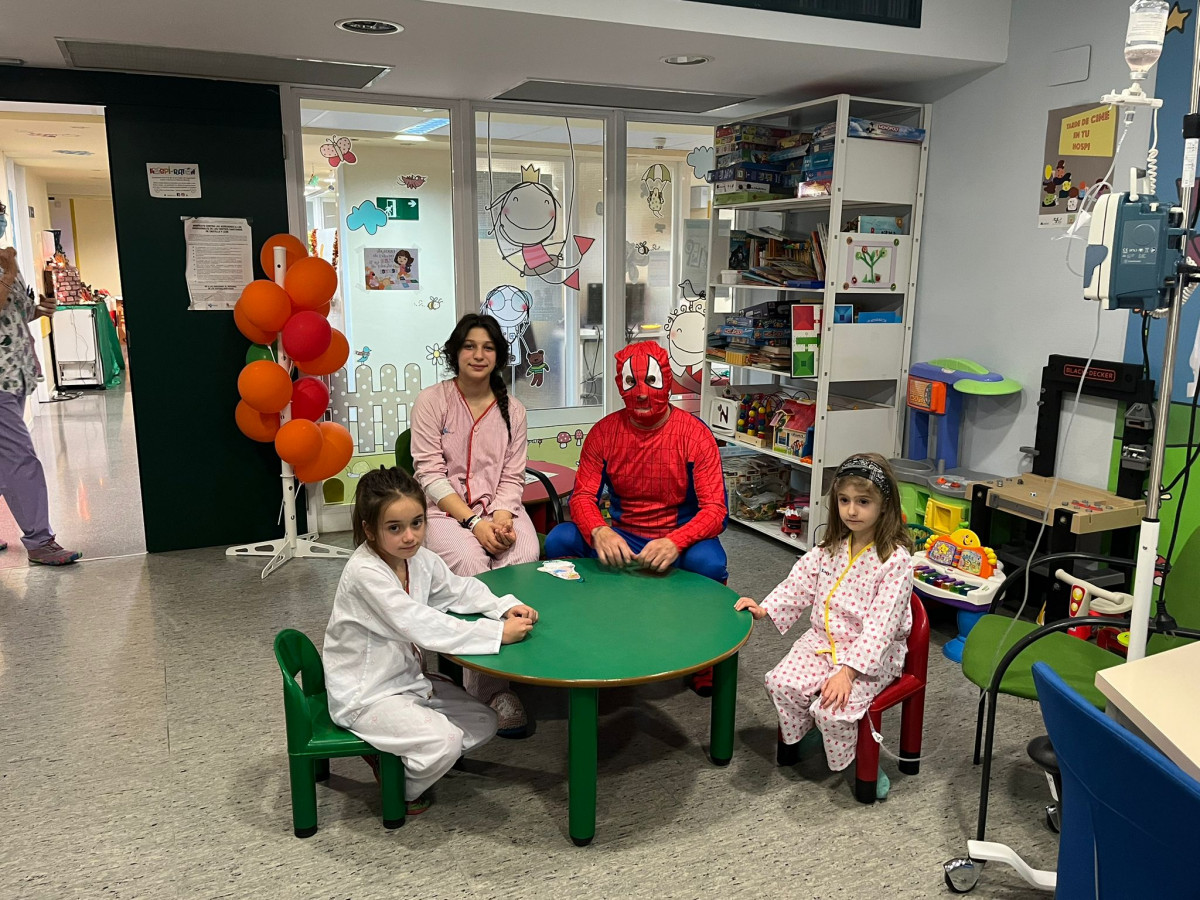 Visita superheroes marvel hospital de leon 2
