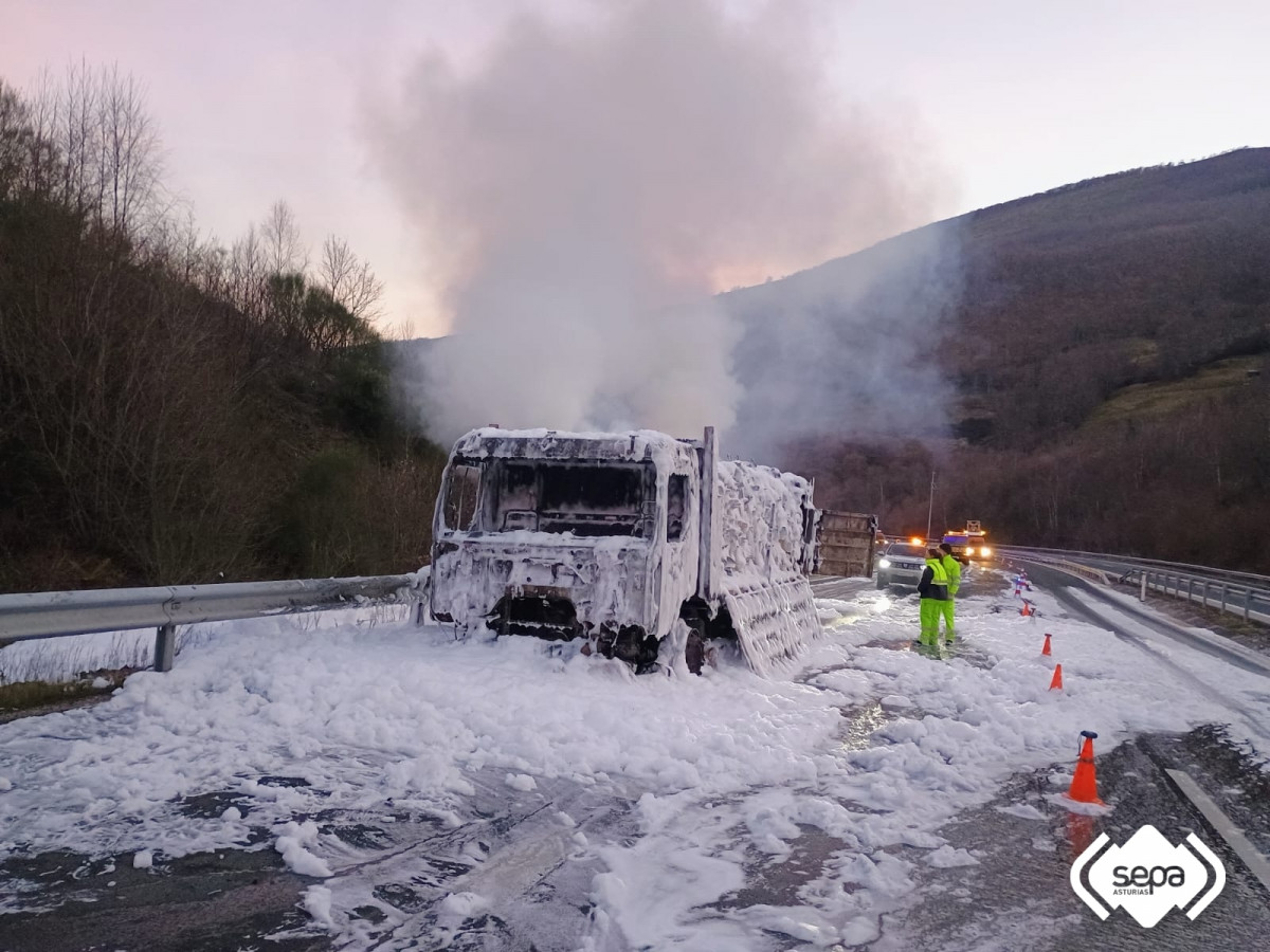 Camion quemado AP 66 autopista leon asturias