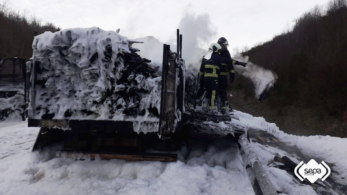 Camion quemado AP 66 autopista leon asturias (3)
