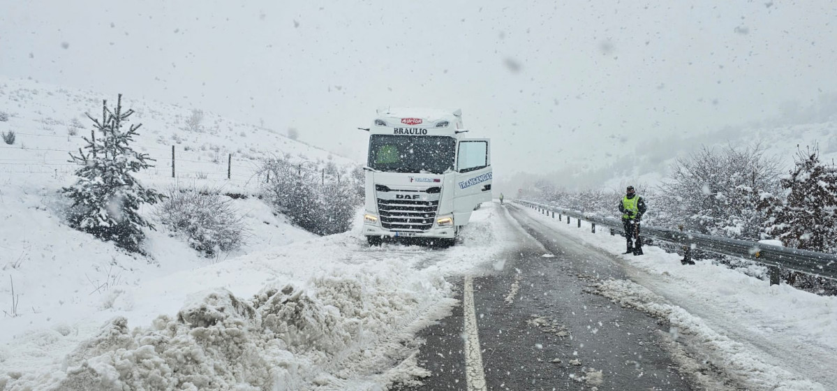 Camiones atrapados por la nieve CL 626 la espina (2)