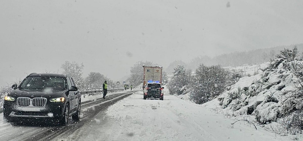 Camiones atrapados por la nieve CL 626 la espina carreteras  guardia civil