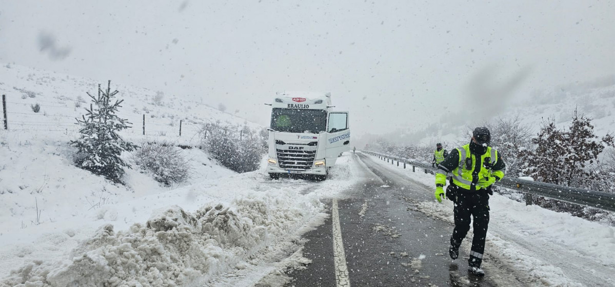 Camiones atrapados por la nieve CL 626 la espina carreteras  guardia civil (2)