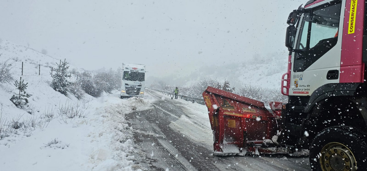 Camiones atrapados por la nieve CL 626 la espina carreteras  guardia civil (3)
