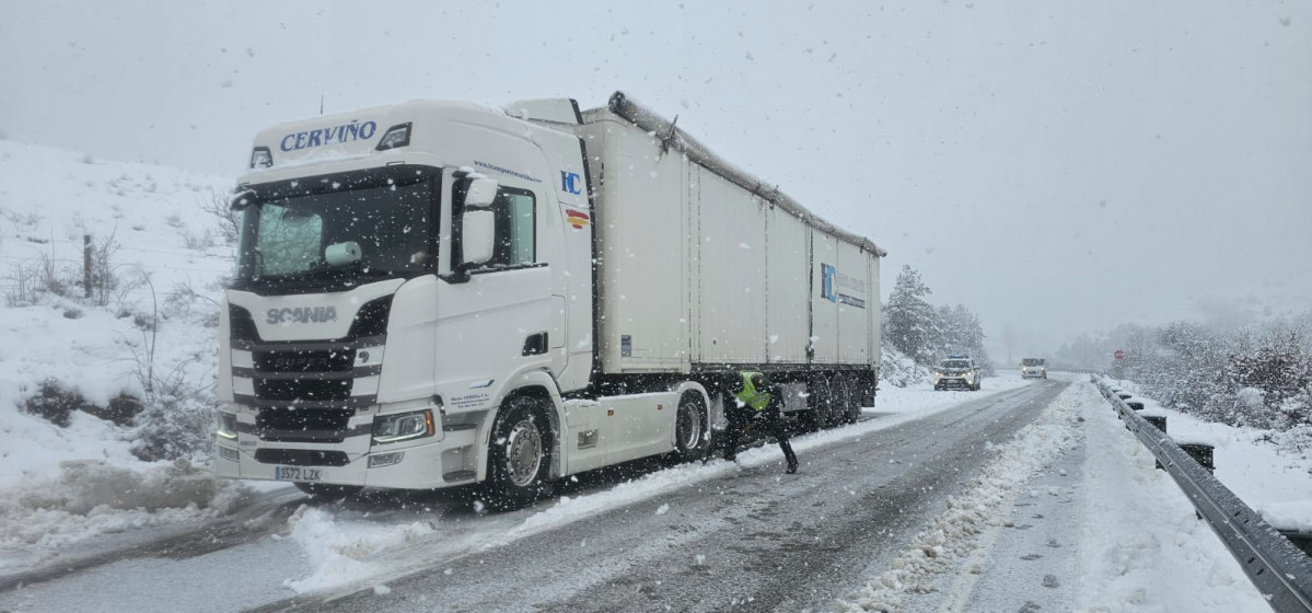 Camiones atrapados por la nieve CL 626 la espina carreteras  guardia civil (5)