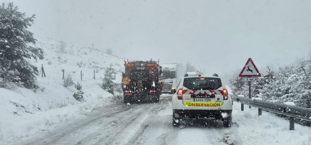 Camiones atrapados por la nieve CL 626 la espina carreteras  guardia civil (10)