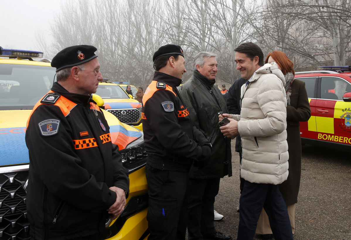 Juan Carlos Suarez Quiu00f1ones entrega vehu00edculos de protecciu00f3n civil a las agrupaciones locales de CyL 11
