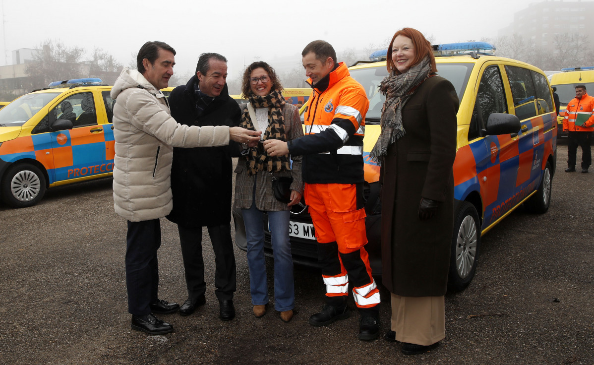 Juan Carlos Suarez Quiu00f1ones entrega vehu00edculos de protecciu00f3n civil a las agrupaciones locales de CyL 28