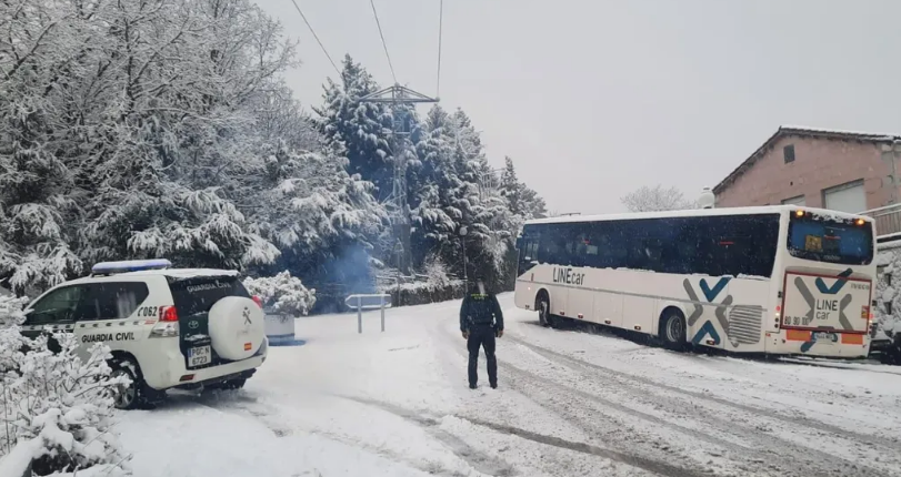 Autobus atascado nieve 2024 guardo guardia civil palencia