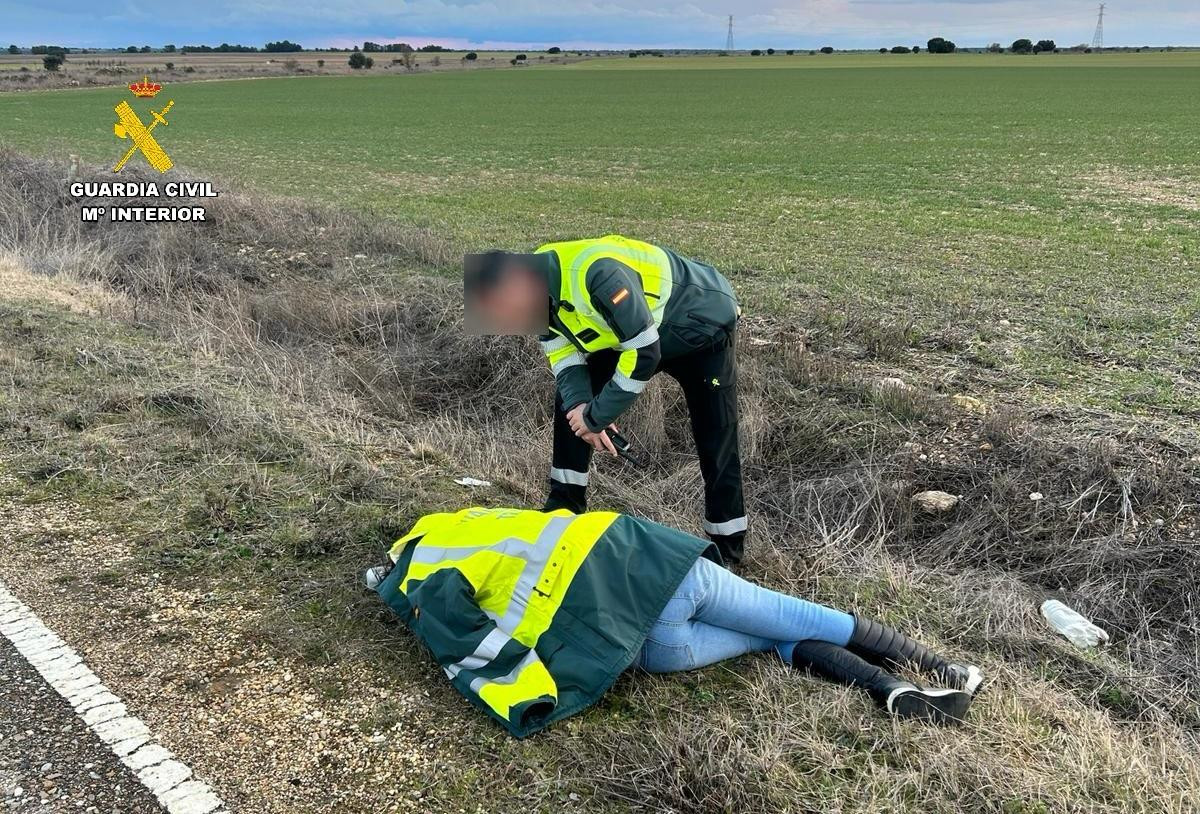 Guardia civil palencia victima abandonada en la carretera (2)