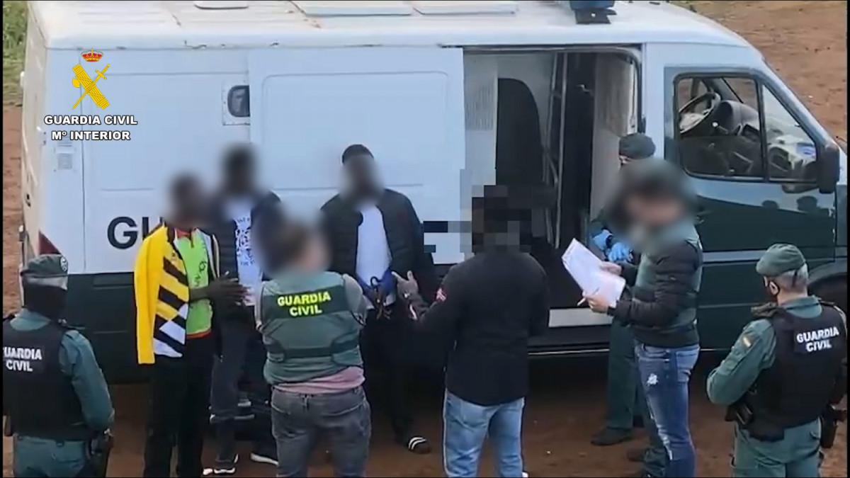 Detenidos patrones cayuco guardia civil
