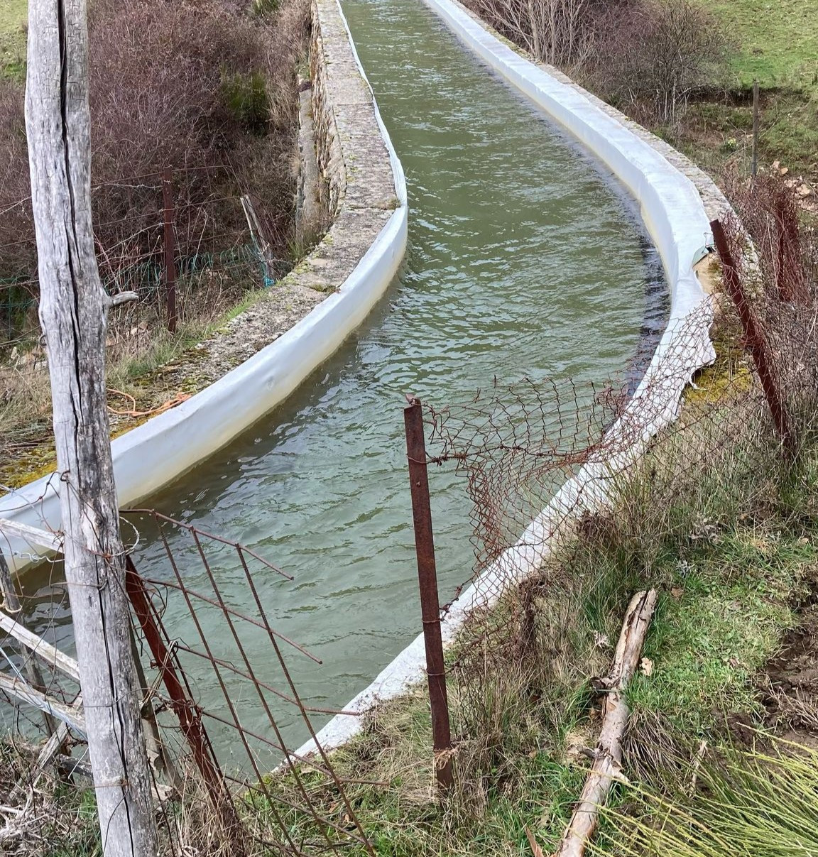 Canal de riego en mal estado vegacervera