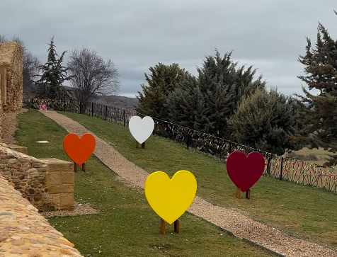 Paseo de corazones gigantes almanza san valentin