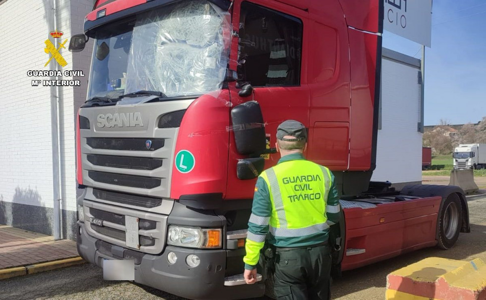 Guardia civil de palencia camion accidente