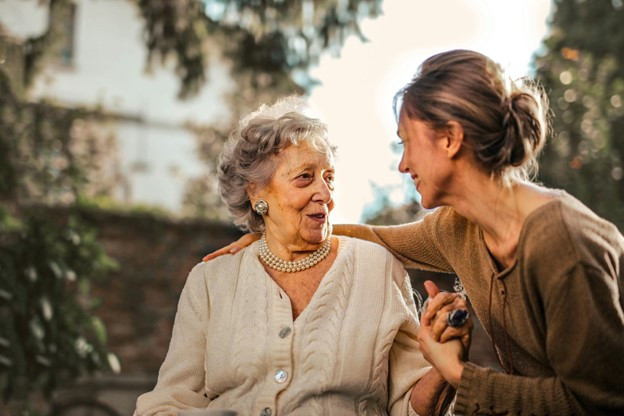 Abuela y joven