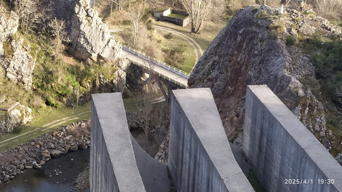 Aliviaderos presa de riaño puente de remolina Luis Carlos Cremenes (2)