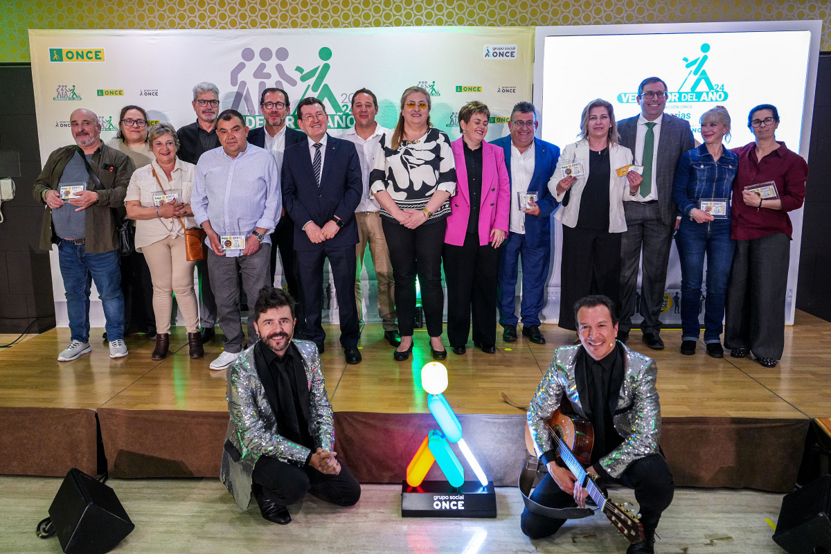 Foto de familia finalistas y autoridades