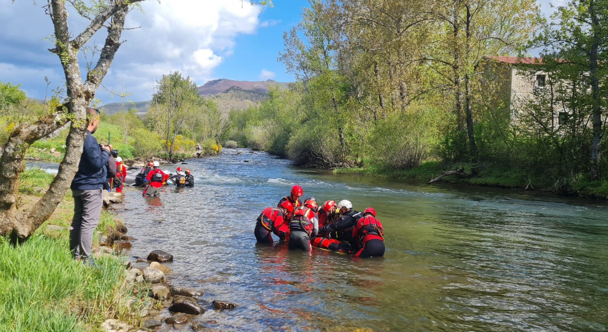 Simulacro bomberos canal de aguas bravas sabero alejico (2)