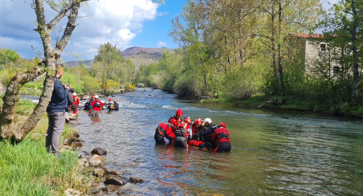 Simulacro bomberos canal de aguas bravas sabero alejico (3)