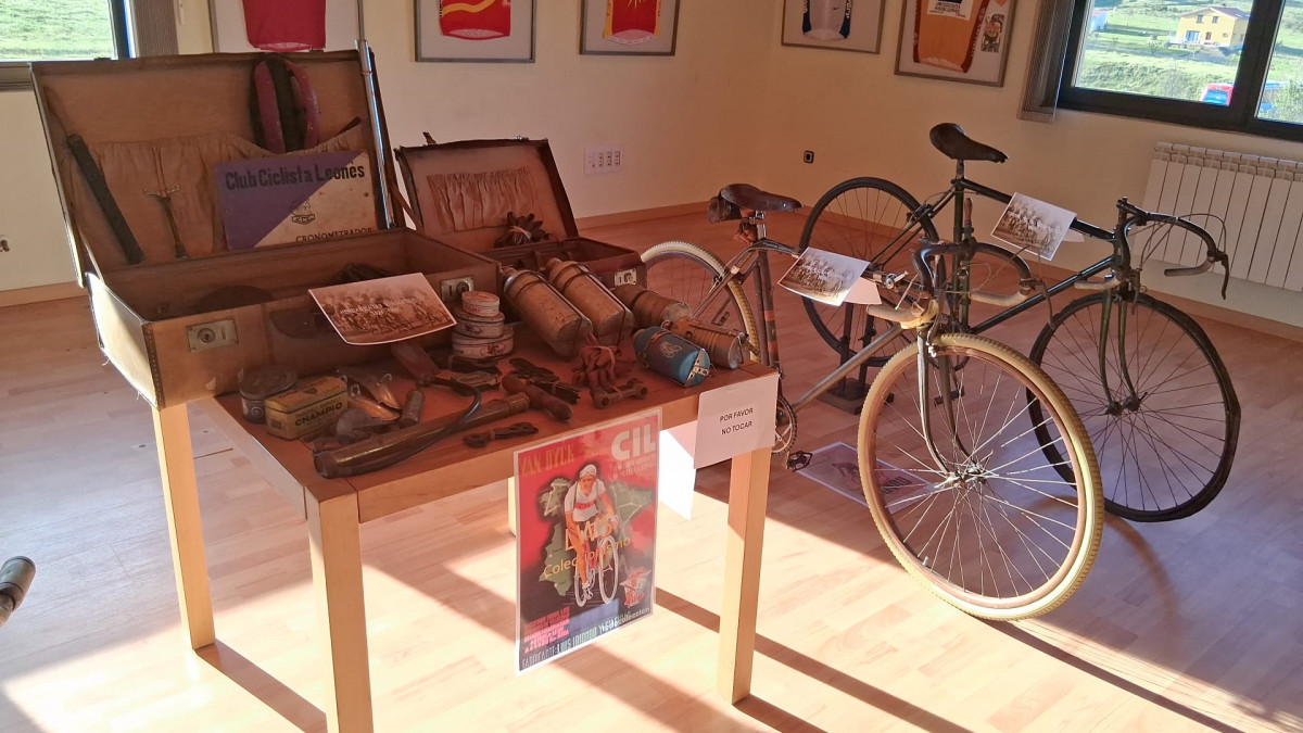Exposicion bicis y maillots garrafe