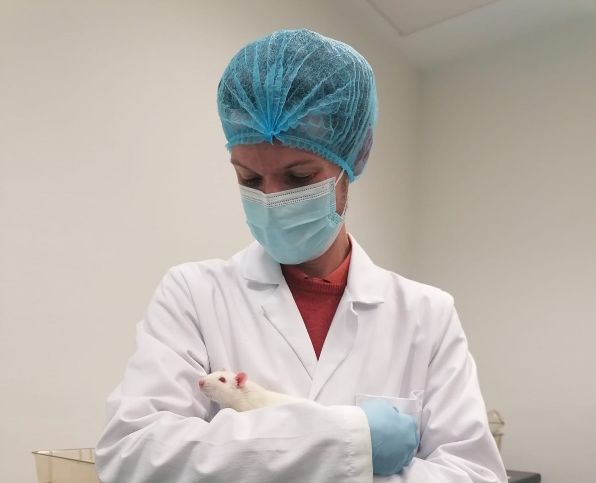 Giulio Galli con una rata de laboratorio