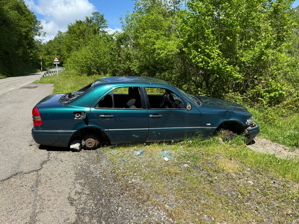 Coche saqueado oseja de sajambre (2)