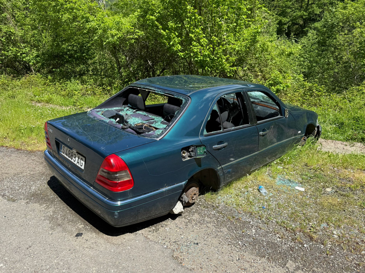 Coche saqueado oseja de sajambre