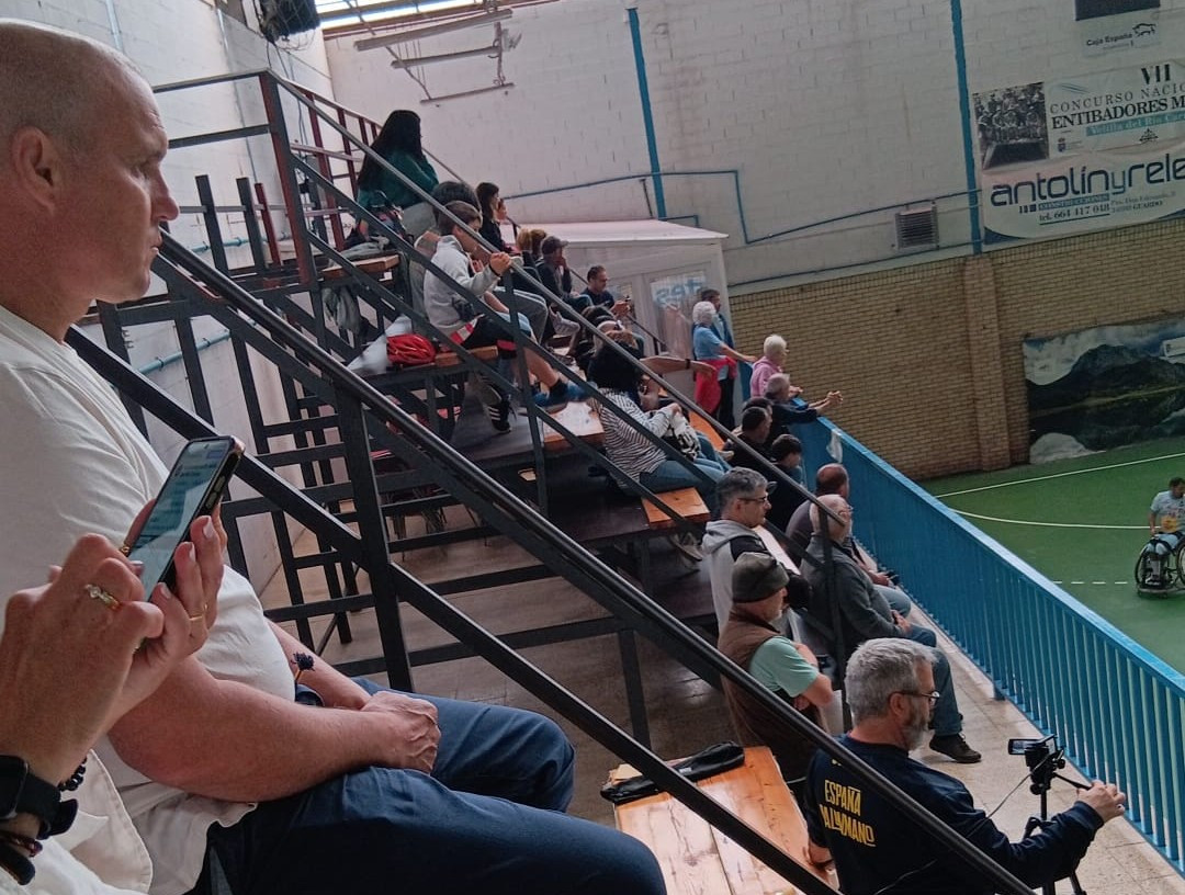 Partido balonmano en silla de ruedas velilla