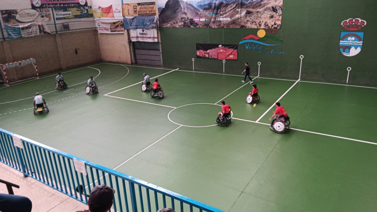 Partido balonmano en silla de ruedas velilla