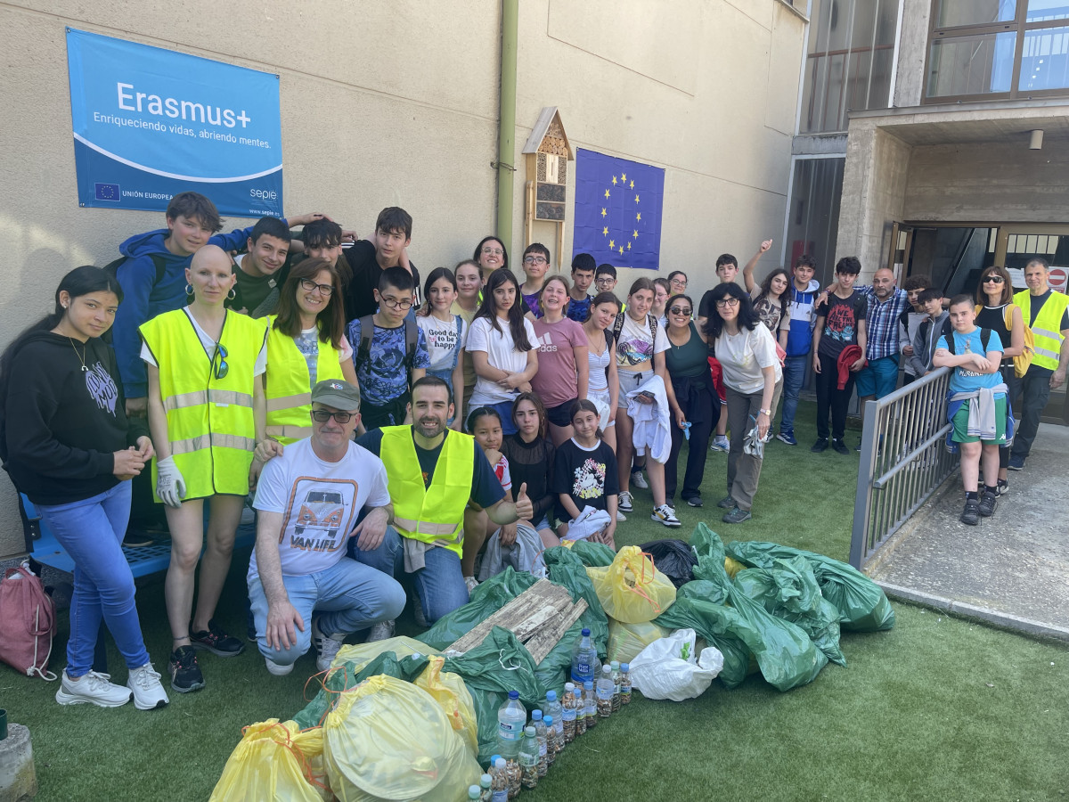 Actividad sostenibilidad recogida de basura IES Pablo Diez Bou00f1ar