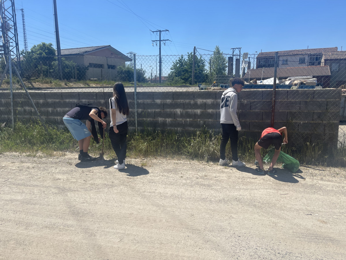 Actividad sostenibilidad recogida de basura IES Pablo Diez Bou00f1ar (2)
