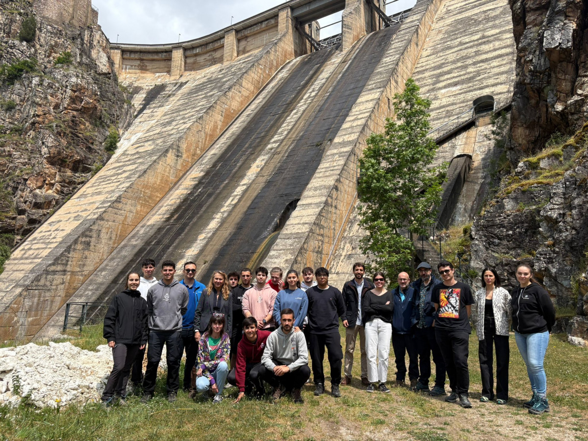 Exterior de la presa, estudiantes, los técnicos de CHD 01