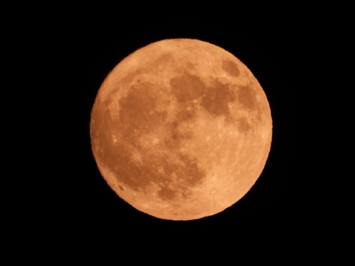 Luna de fresa desde palacios de rueda Cristian Gonzu00e1lez