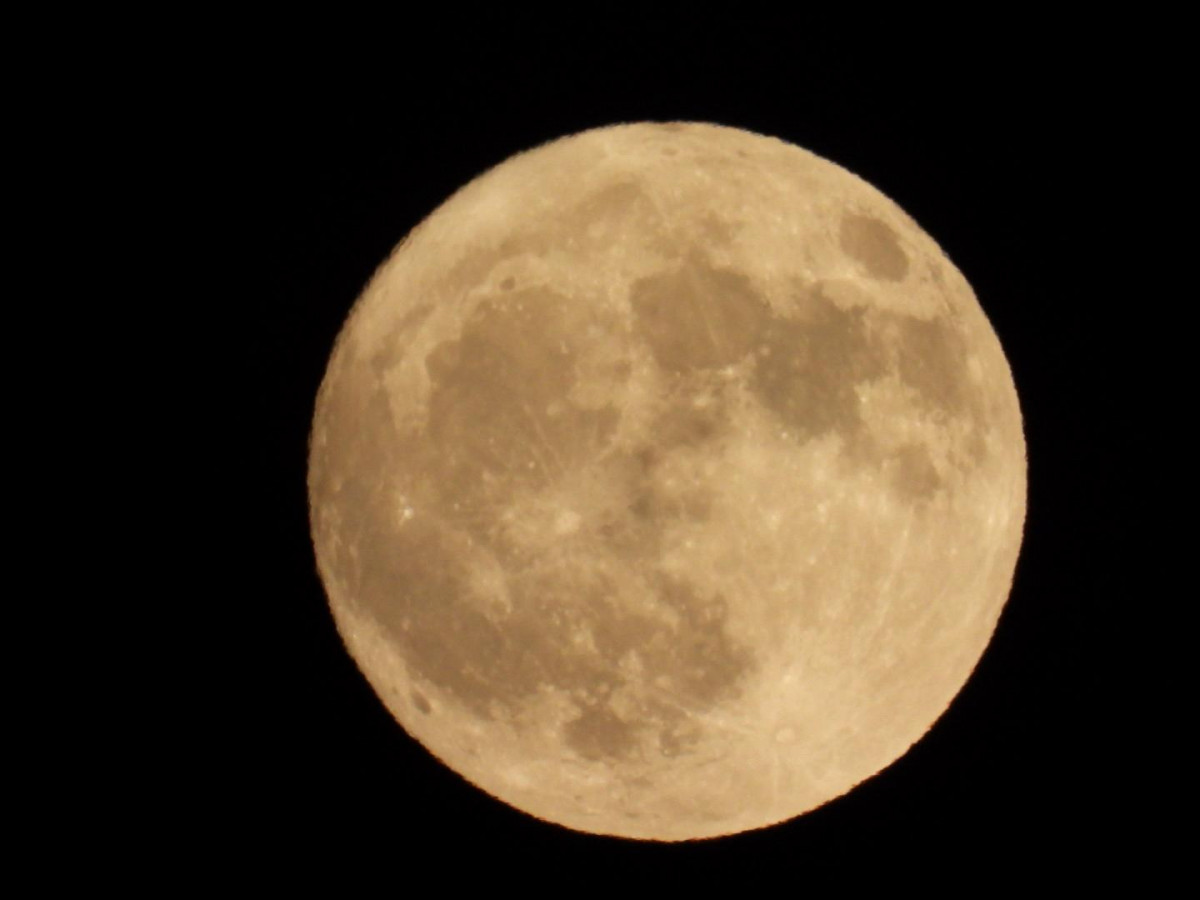 Luna de fresa desde palacios de rueda Cristian Gonzu00e1lez (1)