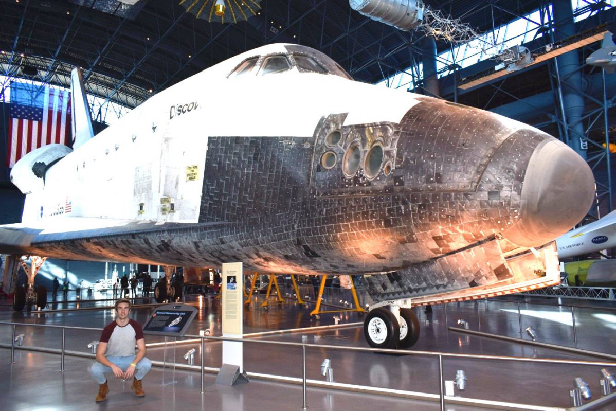 u00c1lvaro posa junto a la Space Shuttle u201cDiscoveryu201d en (Chantilly, Virginia. EEUU)