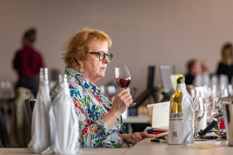La copresidenta Sarah Jane Evans (MW), durante una sesiu00f3n de cata de los Decanter World Awards. NIC CRILLY HARGRAVE