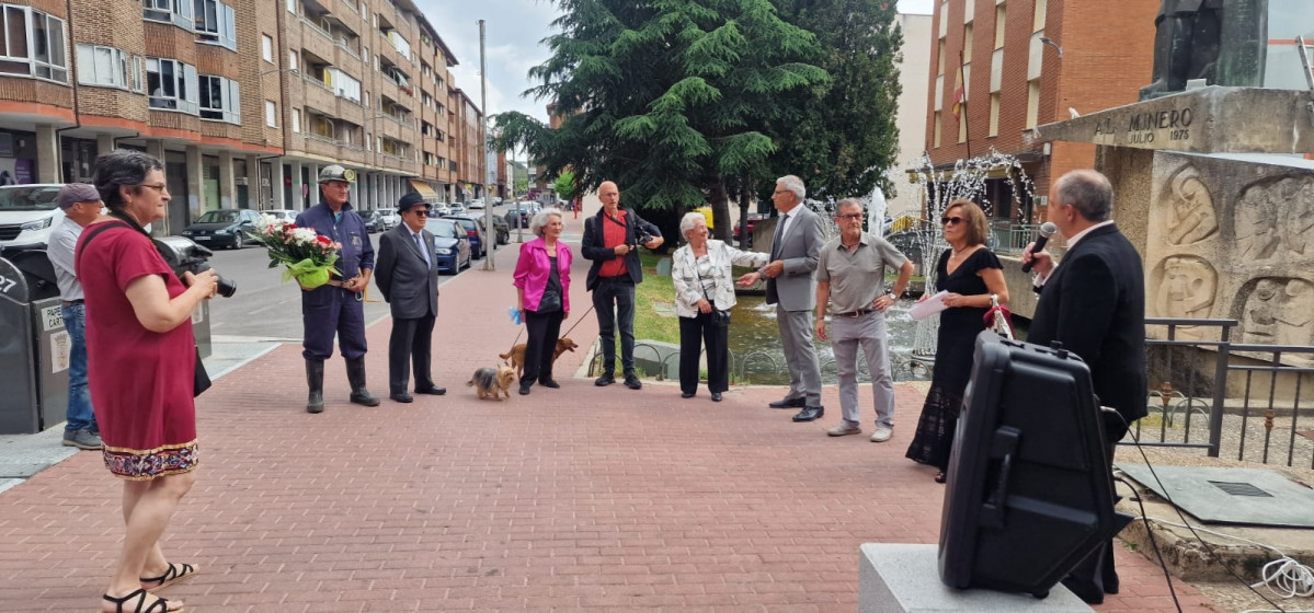 Homenaje escultor monumento al minero (2)