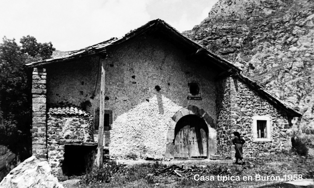 4 Casa con arco de piedra labrada. Buru00f3n 1958. Foto Josu00e9 L. Martu00edn Galindo